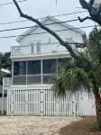 Newly Renovated Home with New Heated Pool and Spa, 3 Minute Walk to the Beach - 4 stjerner