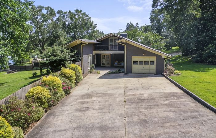 Unique find on Logan Martin! Cozy, spacious and family friendly.