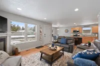 Charming Sanders Beach House — short walk to downtown and beach! - 4-Star