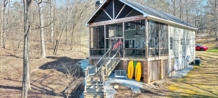 Breathtaking porch just steps from the water. Hotels in Putnam County