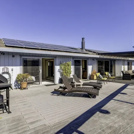 Waterfront Home with King Bed, Spacious, Clean, Pet Friendly. Near SF, Napa