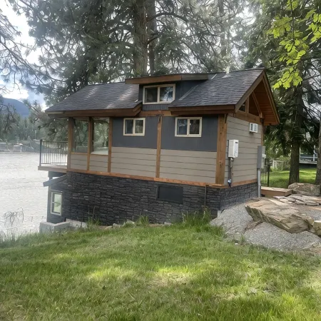 Waterfront Cabin in the center of Thompson Falls!!