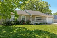 Large family-friendly home w/ pool table, close to Muskegon Lake & Lake Michigan - 4-Star