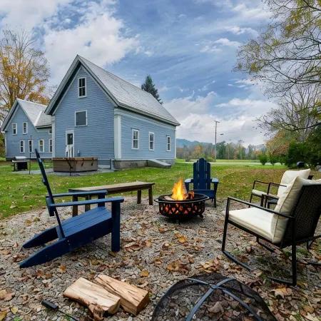 Historic 150-Year-Old Farmhouse, Jacuzzi Included