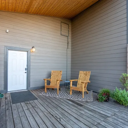 The Vintage Hideaway! Bright apartment, private yard and Starlink internet!