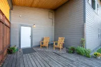 The Vintage Hideaway! Bright apartment, private yard and Starlink internet!