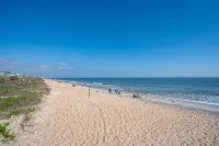 Dogs Welcome! Cute space, fresh out of entire renovation! Steps to beach!