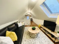 Stylish Loft with Parking Near NYC + Hospital - 4 ดาว