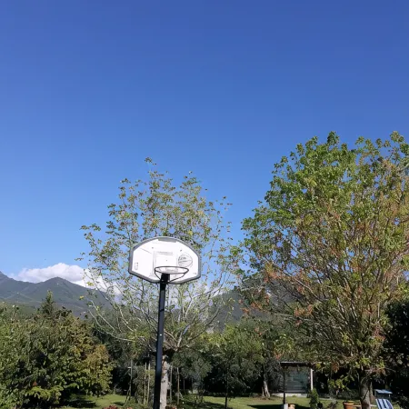 Alpi Apuane:colored flat in ancient farmhouse 4km from the sea and near the Alps Отели в г. Серавецца