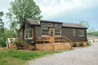 Mountain views, minutes to town, pool opens by May 1!