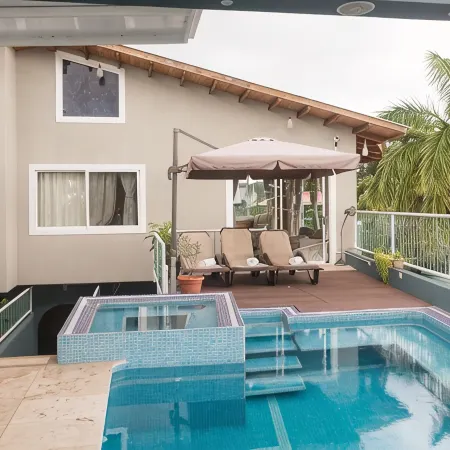6 Bdr Villa / Rooftop with amazing views/ Centrally Located