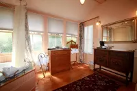 Spinnakers Brewpub & Guesthouses - Bed and breakfasts
