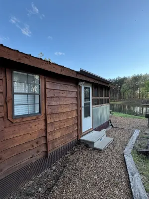 Charming tiny house with AC in delightful Sardis Lake. - Chalets