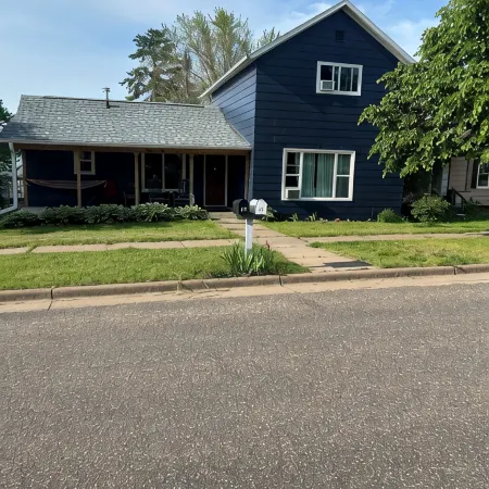 Spacious four bedroom house -walking distance to Lake Superior / Washburn shops