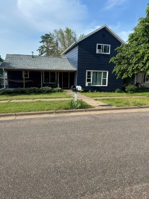 Spacious four bedroom house -walking distance to Lake Superior / Washburn shops - Wifi