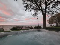 Lakefront - 4BR w/Hot Tub & Sauna - Wifi