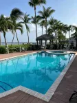 Stunning beachfront condo next to restaurant & a short drive to famous RumPoint - Uima-altaat