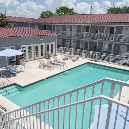 Walk to Beach! King Size Condo!