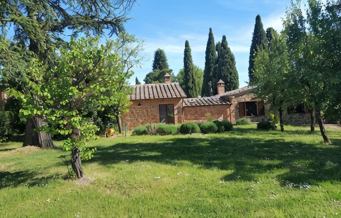 Idyllic guest house in Tuscan country house style with swimming pool