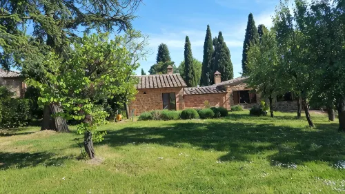 Idyllic guest house in Tuscan country house style with swimming pool