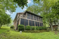 Welcome to Rustic SMAK SHAK – Your Forest View Getaway!