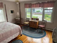 Large Victorian Home Overlooking the Atlantic Ocean and York Harbor Beach - Homestays