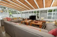 Midcentury Modern 3 Br - with Pool in Sarasota, Close to Beaches VR25-00134 - مسبح خاص
