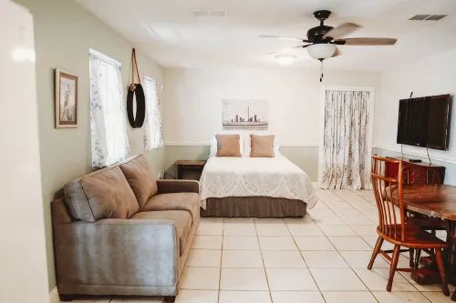 Charming studio with AC , WiFi, and 325 ft fishing pier with fishing lights.