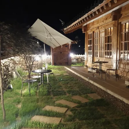 Gyeongju Woljeongheon Hanok Pension Отели рядом с достопримечательностью «Королевские гробницы Орын»