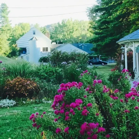 The 1896 House Country Inn - Brookside & Pondside