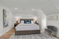 Historic Farmhouse with Pool & Hot Tub in Wine Country, Near Washington, DC - balcony