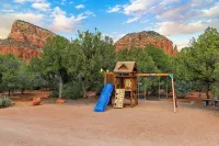 Grand Chapel Estate - Pool, Pickleball & Stunning Red Rock Views - Private Pool
