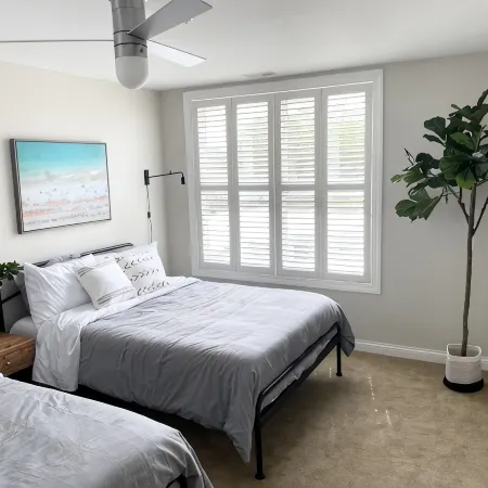 Marina View/Rooftop deck! Walk to Silver Beach/downtown! 2 Restaurants nextdoor