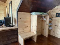 配有室內匹克球場的迷人木屋，工作日可無限次使用