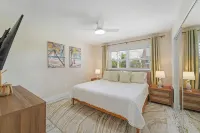 BEST LOCATION! NORTH END OF ANNA MARIA, FL STEPS TO BEACH & DINING -  LOWER UNIT