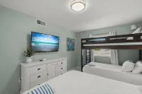Bright & Modern ~ Heated Pool ~ Gated Beach ~ Pkg! - 발코니