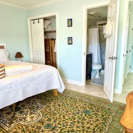 Truly Beachfront Condo. Right on the Ocean. 2 King Master Suites.4P,Free Parking