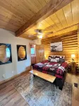 Three level cabin with Hot Tub