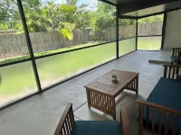 Styled, Clean & Close to the action! 1 Mile to 5th Ave, 3rd St S & Naples Beach! - Homestays