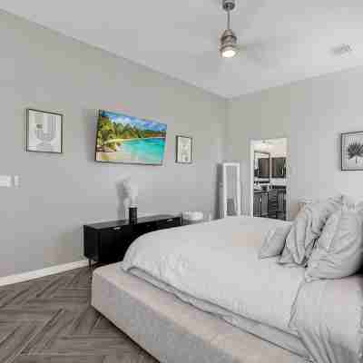 Large Modern Mid-Century Getaway 5 Bed Rooms Outdoor Grille Rooms