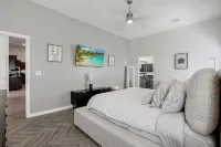 Large Modern Mid-Century Getaway 5 Bed Rooms Outdoor Grille - 4-Star