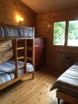 Chalet 10min from the ocean on large wooded grounds! Ideal for families! - 小木屋