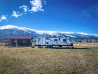 Spacious Travel Trailer with AC in Stevensville