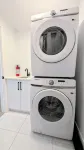 Modern 2Br Suite | Private Patio | 5 Min Downtown/Zoo/Stampede | Central & Safe - 방갈로