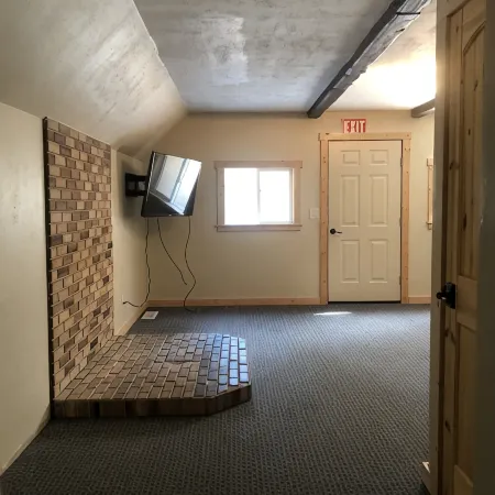 5 Bedroom House Sleeps 20 - Year round access!!