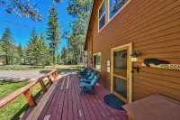 Hot Tub, Riverfront Chalet Family & Dog Friendly on Acre Near 3 Ski Areas, Sled - Wifi