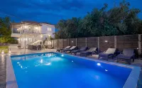 Ruvelis private pool villa - Villas