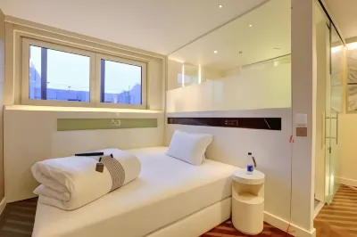 Hub by Premier Inn London Westminster Abbey Hotel Hotel dekat St James