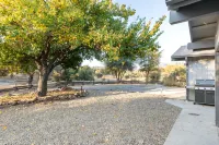 Rolling Oaks Ranch: Private Lakefront Farm Stay on 235 Acres - 4-Star