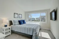 Your Ultimate  Retreat – Steps from Beach with Pvt Heated Pool, Slide & Hot Tub! - 4성급